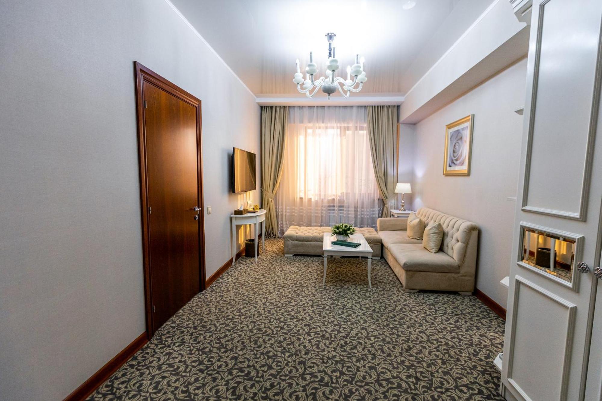 Plaza Hotel Almaty Quarto foto