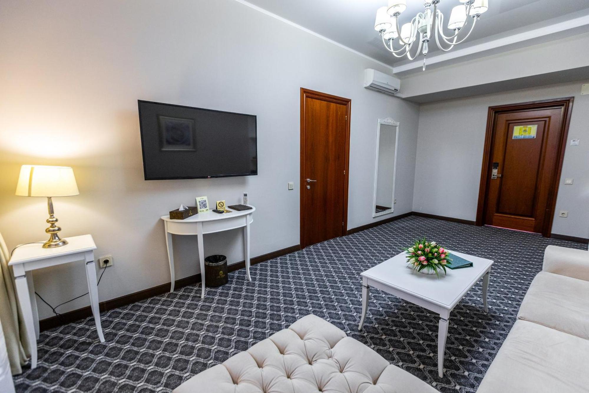 Plaza Hotel Almaty Quarto foto