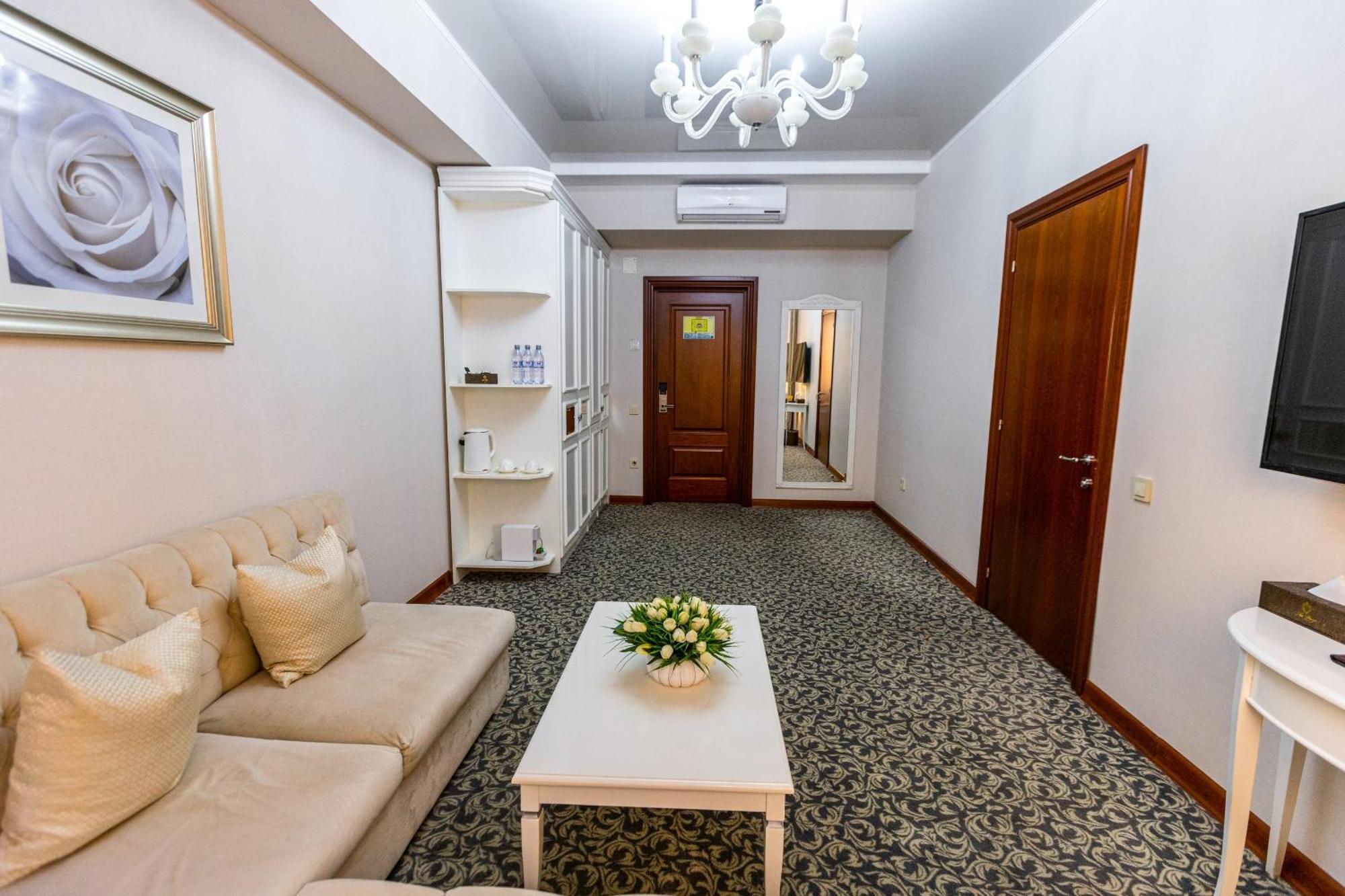 Plaza Hotel Almaty Quarto foto