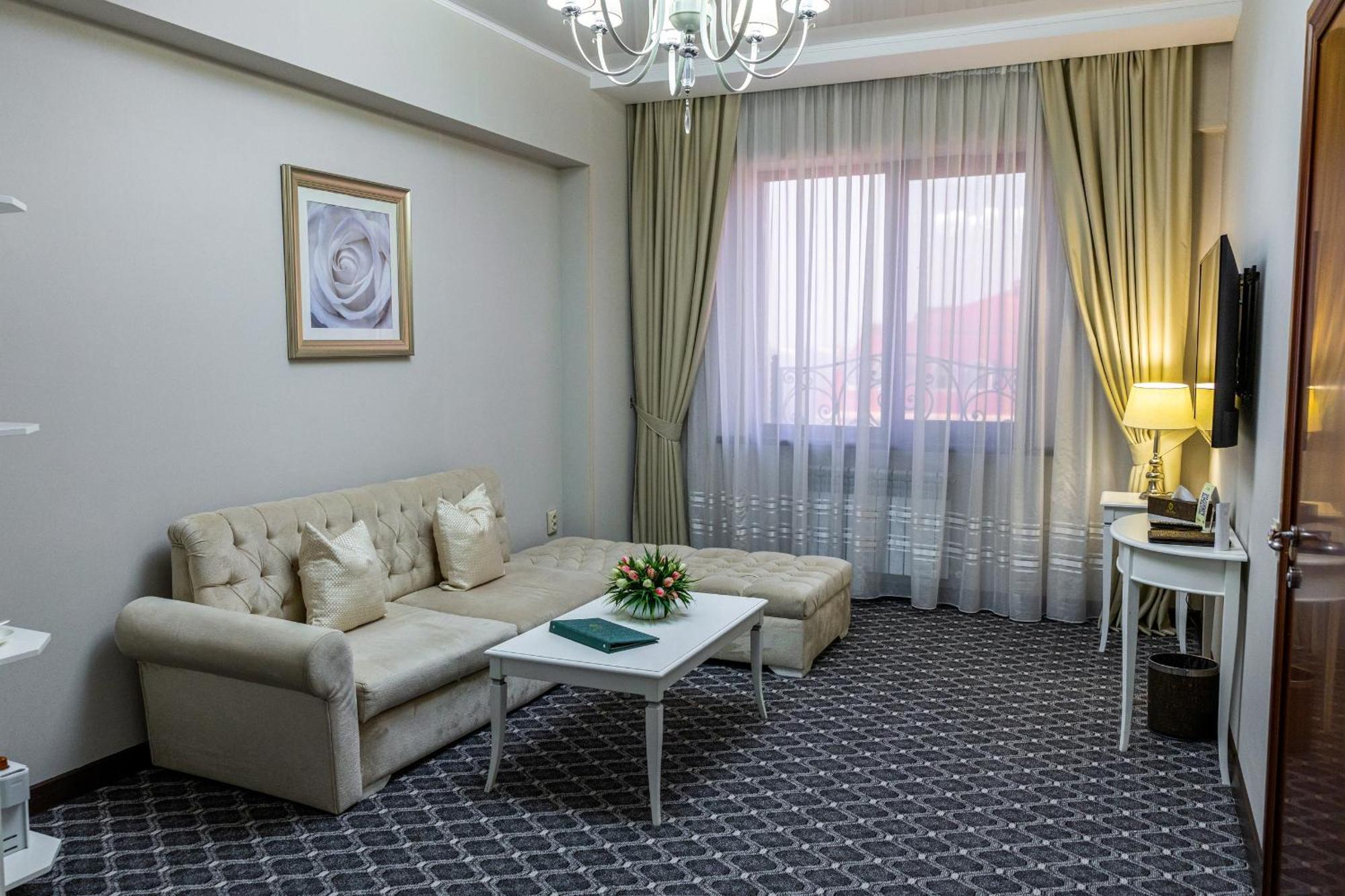 Plaza Hotel Almaty Quarto foto