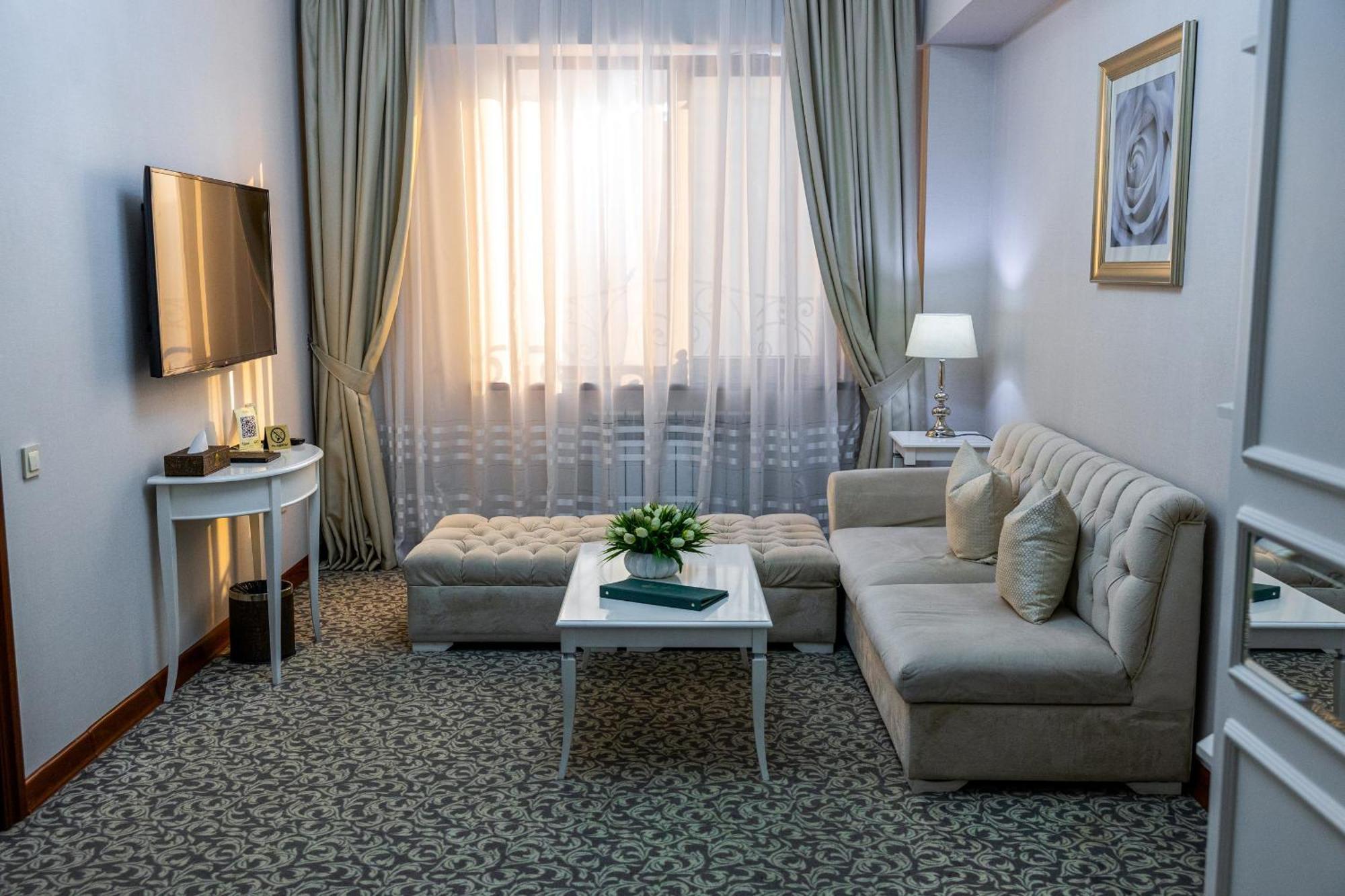 Plaza Hotel Almaty Quarto foto