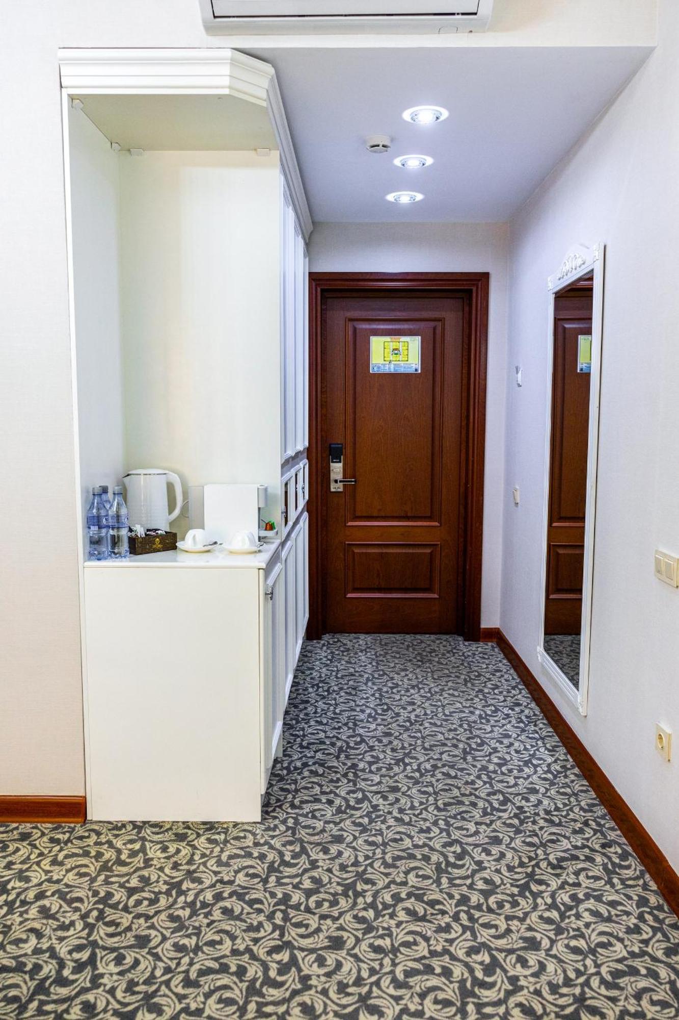Plaza Hotel Almaty Quarto foto