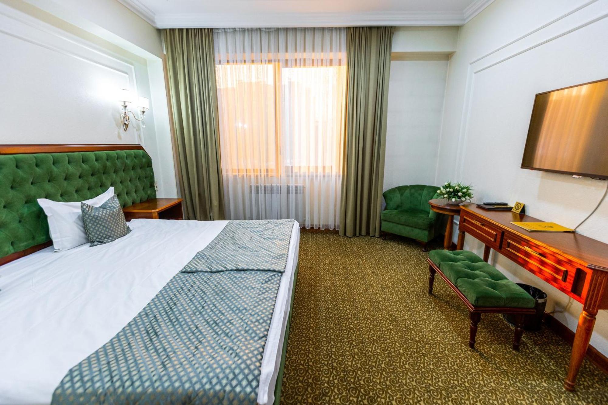 Plaza Hotel Almaty Quarto foto