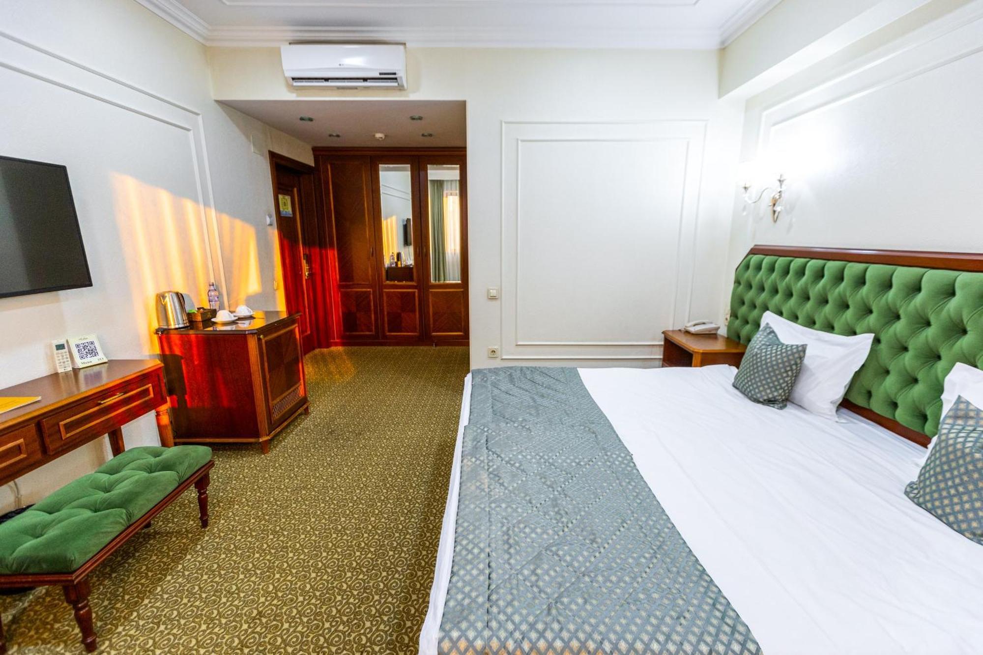 Plaza Hotel Almaty Quarto foto