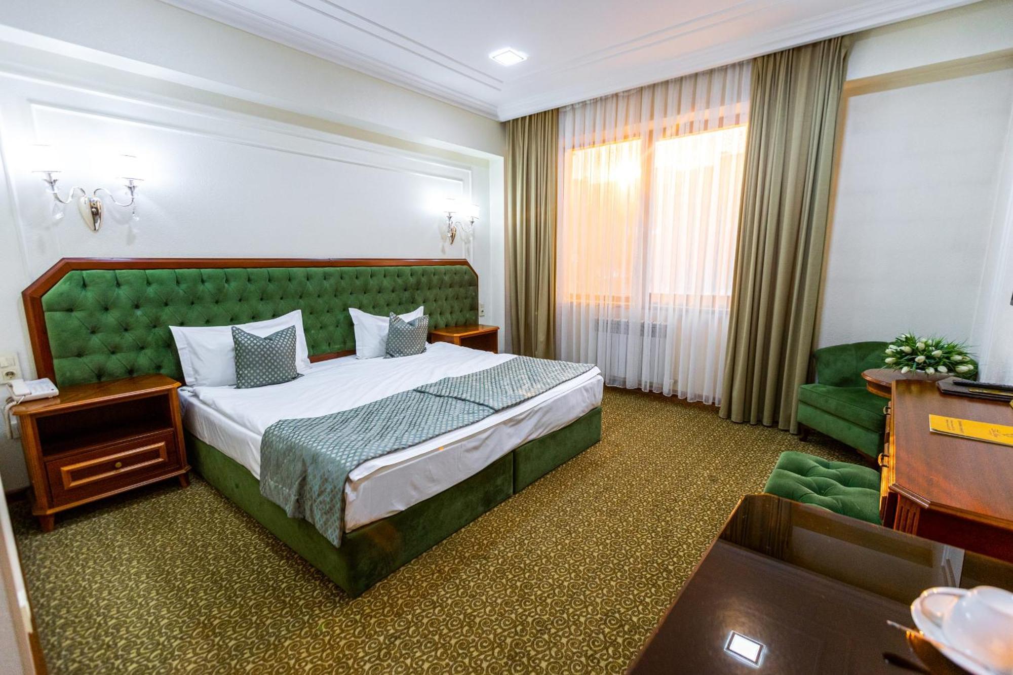 Plaza Hotel Almaty Exterior foto