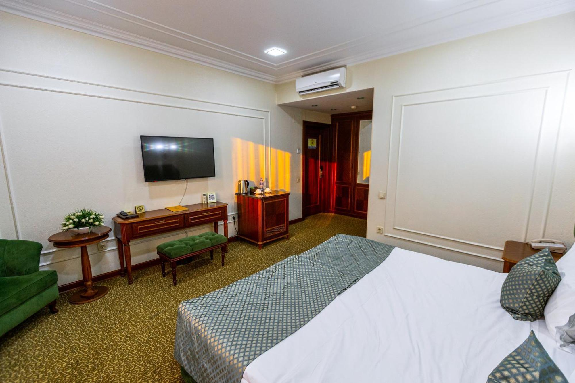 Plaza Hotel Almaty Quarto foto