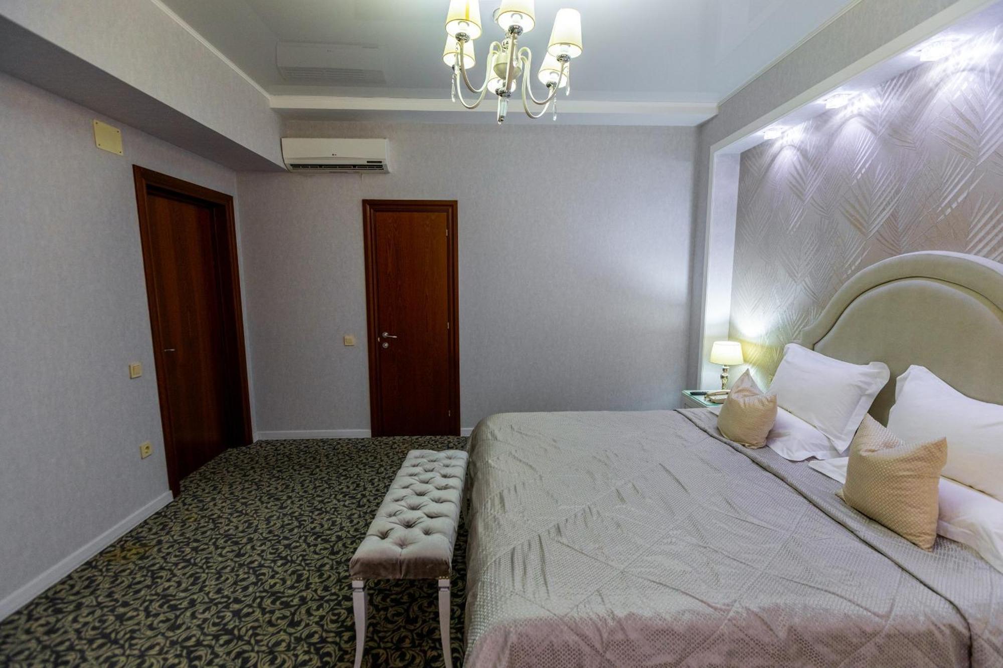 Plaza Hotel Almaty Quarto foto