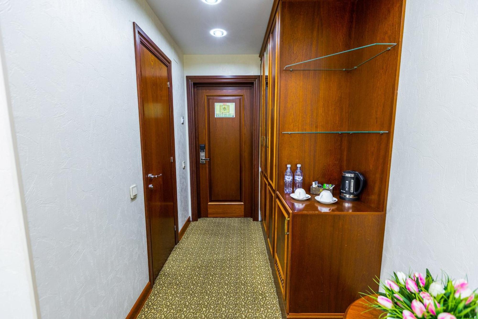 Plaza Hotel Almaty Quarto foto