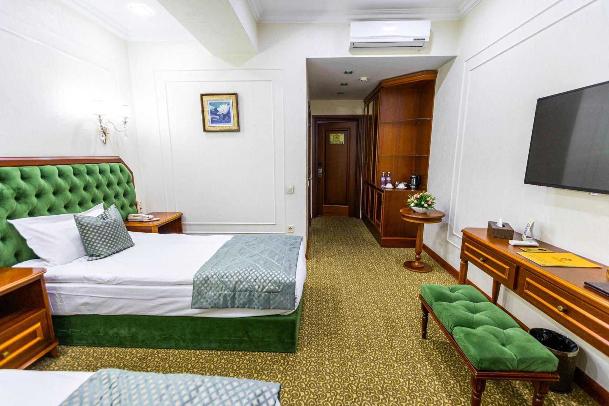 Plaza Hotel Almaty Quarto foto