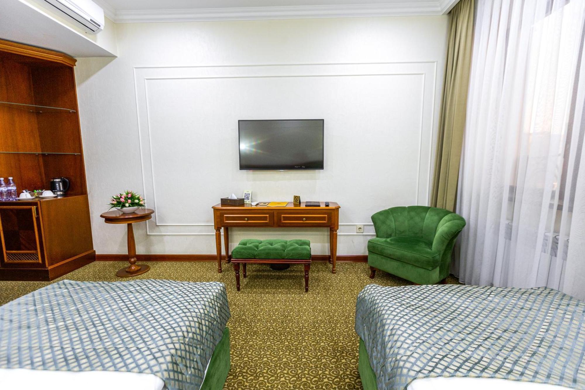 Plaza Hotel Almaty Quarto foto
