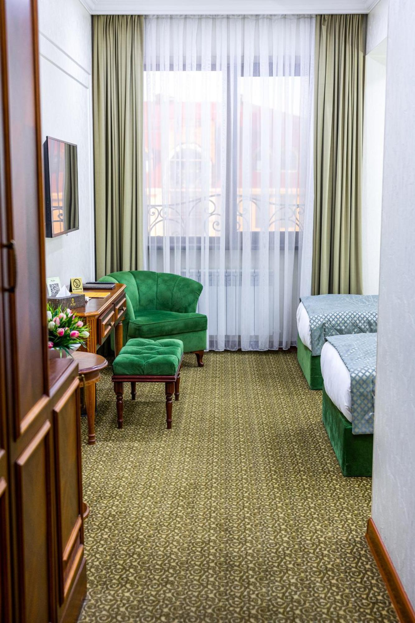 Plaza Hotel Almaty Quarto foto