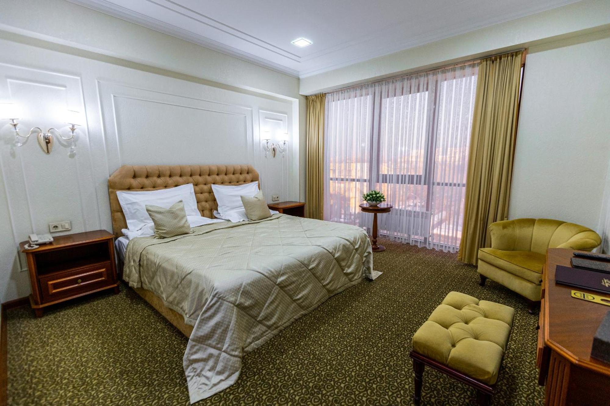 Plaza Hotel Almaty Exterior foto