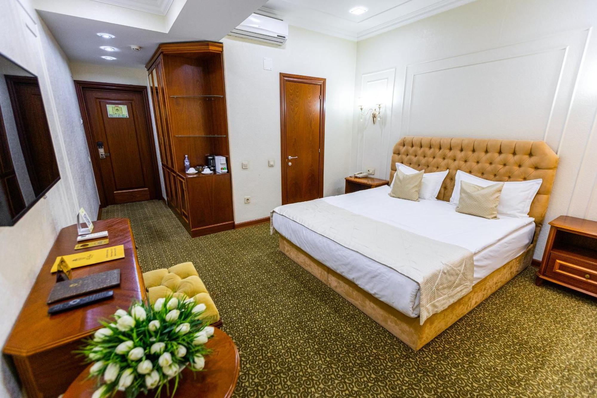 Plaza Hotel Almaty Exterior foto