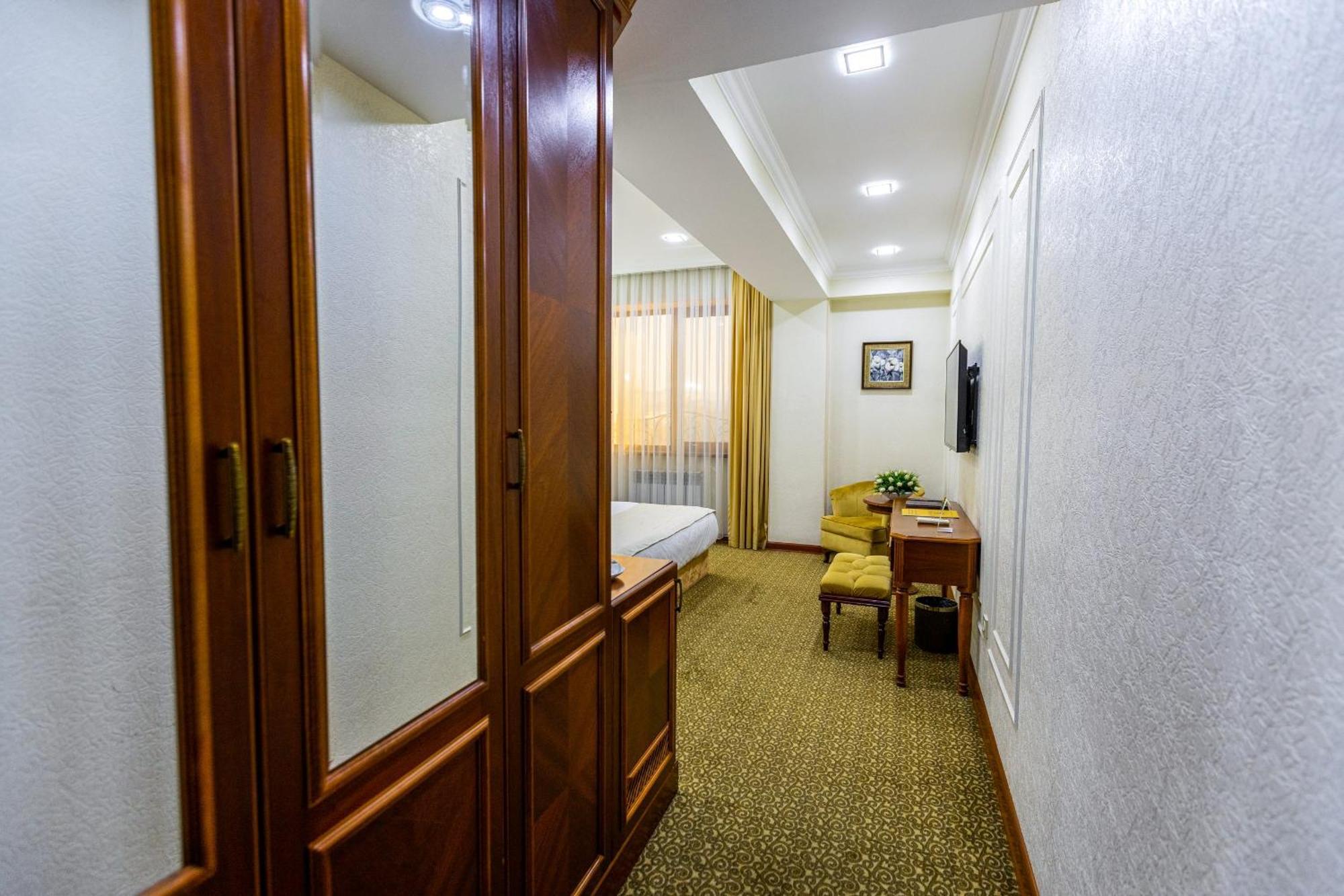 Plaza Hotel Almaty Quarto foto